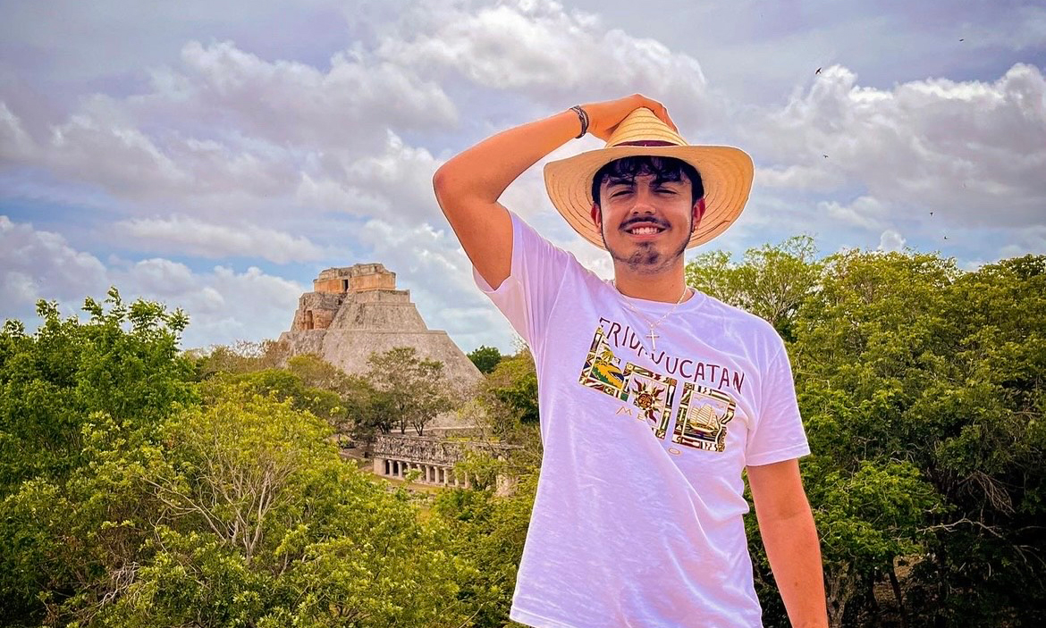 Ingenium guestblogger Joel Lopez posing in front of pyramid on Yucatan peninsula in Mexico