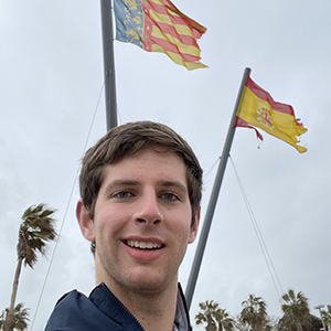Ingenium blogger Austin Kees in Valencia with Spanish flags in the background